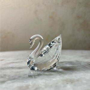 NIB Swarovski SCS Membership Swan